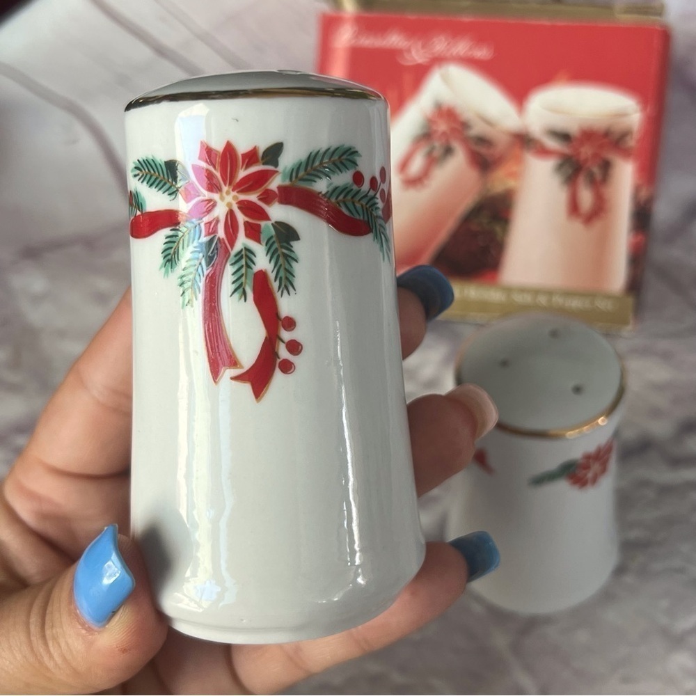 Vintage Christmas Poinsettia & Ribbons Porcelain Salt and Pepper Shaker - Picture 7 of 8